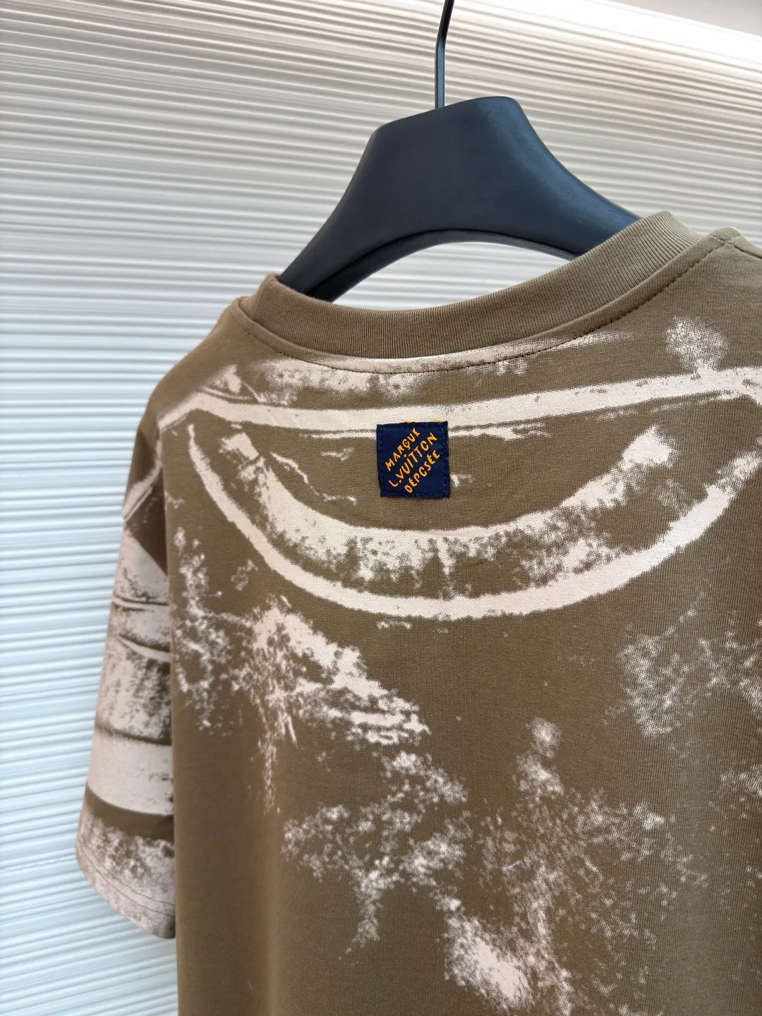 LOUIS VUITTON Overprinted round neck illusion printed short-sleeved T-shirt ●Original version: Purchased and developed by 8563 ●Item number: 1682465-A20 ●Fabric: 100% cotton ●Technology: Printing ●Color: Khaki brown ●Version: Fitted version ●Weight: about 305 grams ●Size: S-M-L-XL ●Description: This Louis Vuitton tie-dye lettered short-sleeved T-shirt is made of 260g high-count combed cotton fabric. It has been treated with pre-wash water. The fabric has a soft and skin-friendly touch and a crisp texture, while effectively avoiding the problem of shrinkage and deformation after wearing. The body of the garment uses hand-made tie-dye technology to present a mottled and smudged texture effect. The tie-dye pattern of each piece is unique. It is paired with the classic "Vuitton" letter logo created by embossed silicone printing technology. The printing is processed by high-temperature lamination, which has strong adhesion and is not easy to fall off and crack. The neckline is sewn with double-needle hemming technology and is paired with a ribbed edge design, which is durable and not easy to loosen. The side seams are spliced ​​with embedded clip technology to make the body lines smoother. The overall fabric selection and craftsmanship details continue the brand's high-end clothing standards, taking into account both design and practical wearability. The overall wiring is straight and delicate, the fabric is comfortable and soft, and the color is consistent without color difference. It can be matched with the same style to create a fashionable look and control various occasions. Customized accessories, complete with three standards, same style for men and women!